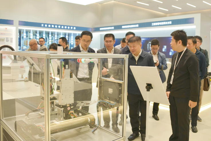省工信厅陈建业厅长一行莅临betway西汉姆联科技调研考察(图2)